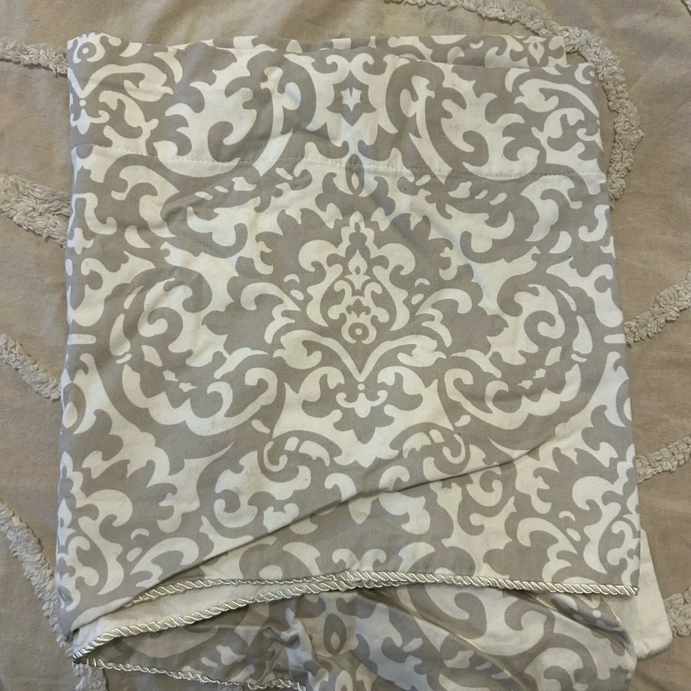 Source Unknown Cream and Gray Patterned Valance. 50W
